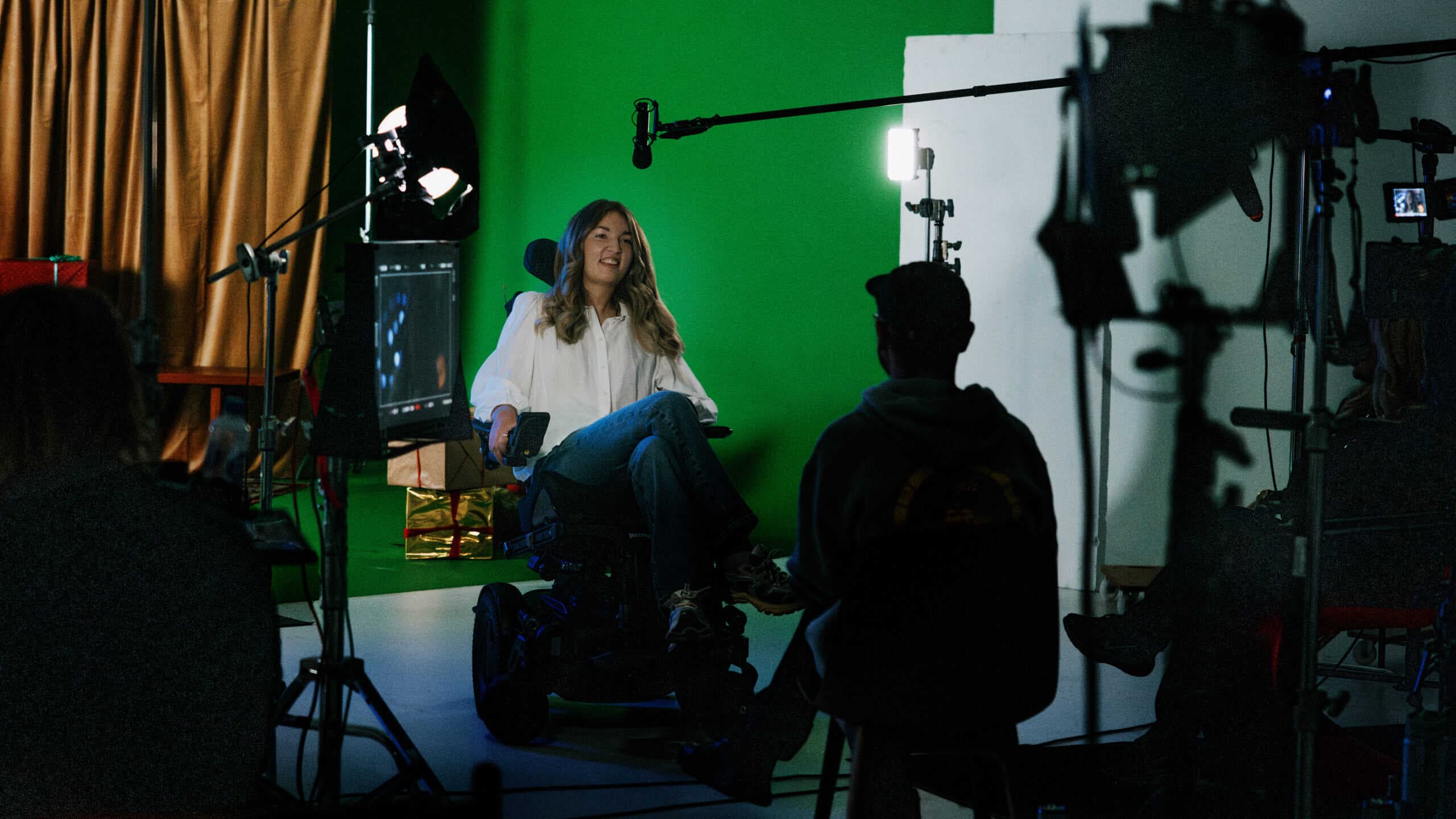 Victoria Sandsjoe blir intervjuad och filmad i en studio.