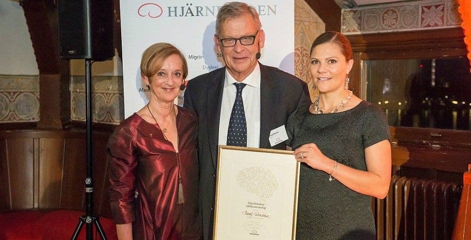 Gunilla Steinwall och Bengt Winblad står med H.K.H. Kronprinsessan Victoria som håller i en ram med ett pris.