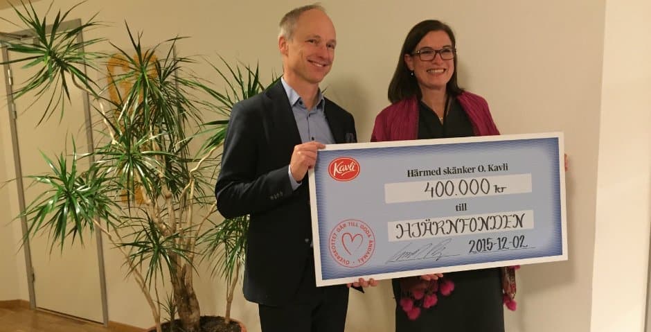 Gerhard Bley och Anna Hemlin står med en check på 400 tusen från företaget O. Kavli AB.