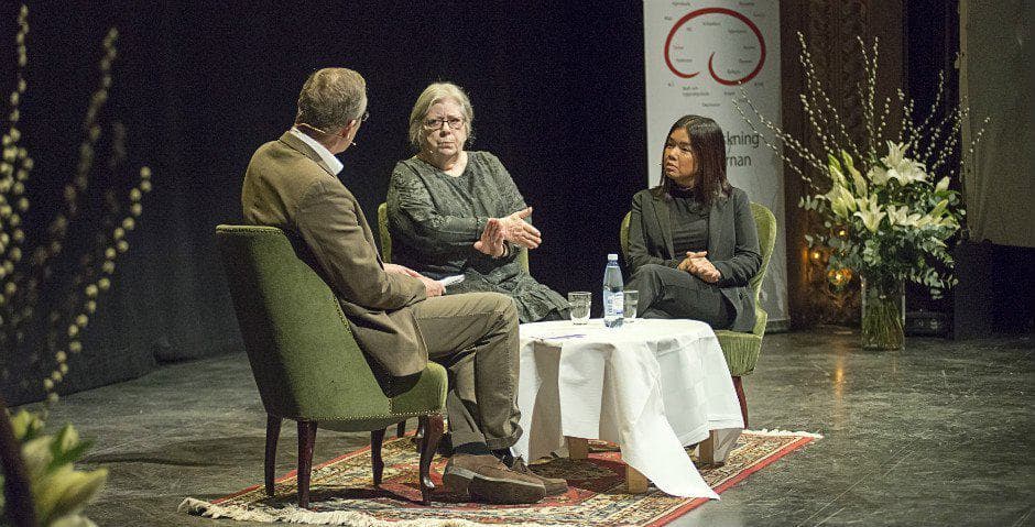 Agneta Ingberg och sin dotter sitter på en scen och samtalar med Claes Elfsberg.