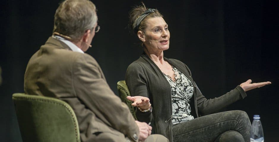 Tina Leijonberg sitter och pratar med Claes Elfsberg.