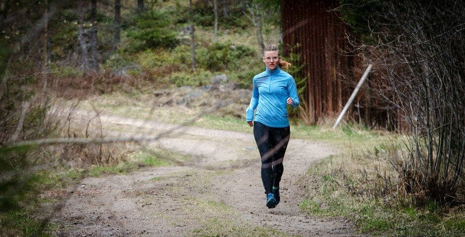 Lisa Kriga springer ute i skogen.