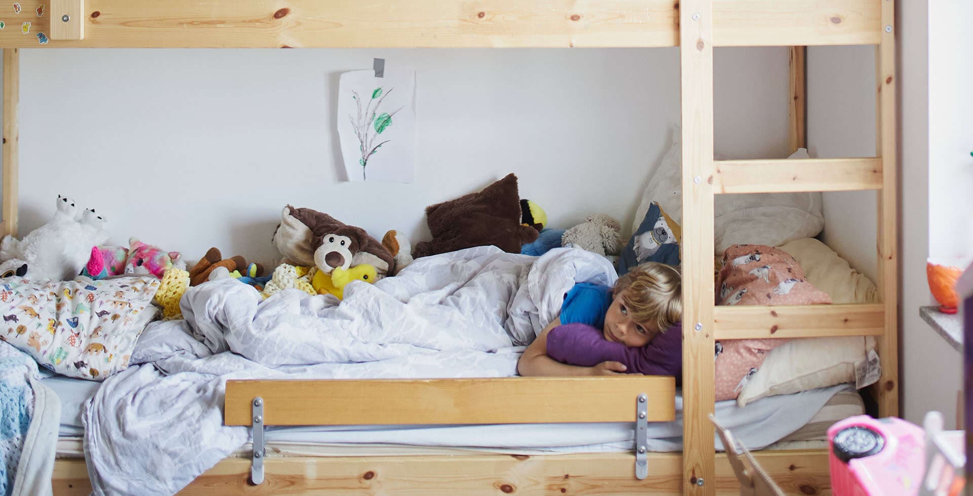 Ett barn som ligger i en våningssäng.