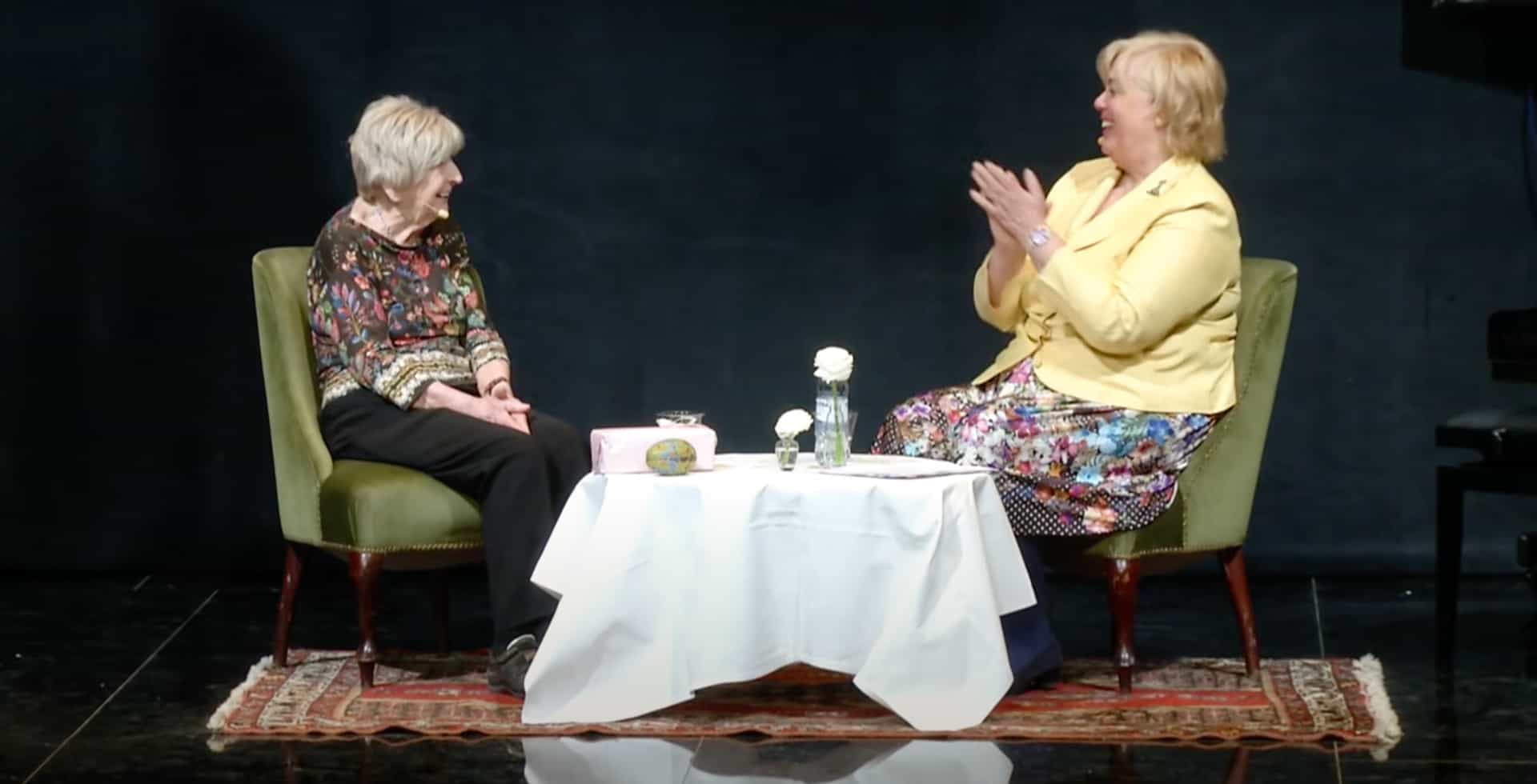 Dagny Carlsson, Sveriges äldsta bloggerska sitter på scen under Hjärnans Dag 2017.