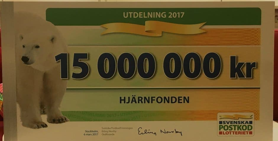 En check på 15 miljoner kronor från Postkodlotteriet.