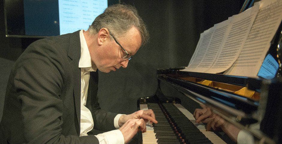 Fredrik Ullén sitter och spelar piano.