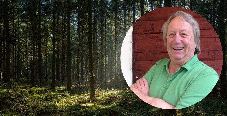 Porträtt av Jan de Laval mot en skogsbakgrund.