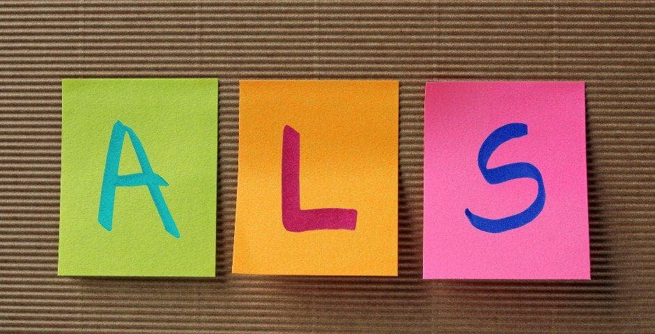 Tre post-it lappar. En grön med bokstaven "A", en orange med bokstaven "L" och en rosa med bokstaven "S".