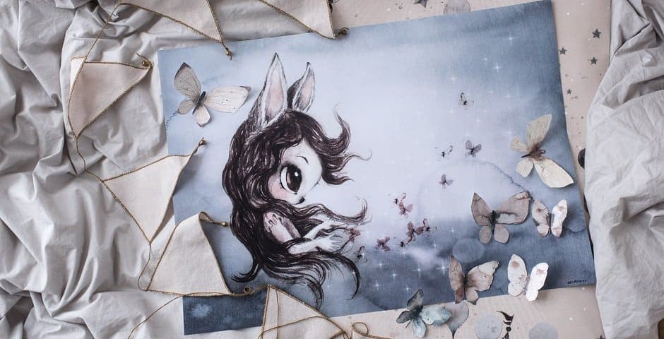 En poster med en karaktär som har långt hår, kanin öron, stora ögon och som står mot en bakgrund där det flyger fjärilar.