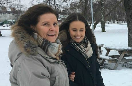 Porträtt av Fanny och Helen som står ute i snön.