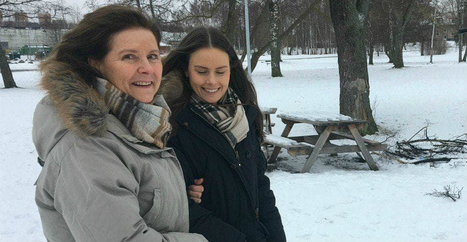 Porträtt av Fanny och Helen som står ute i snön.