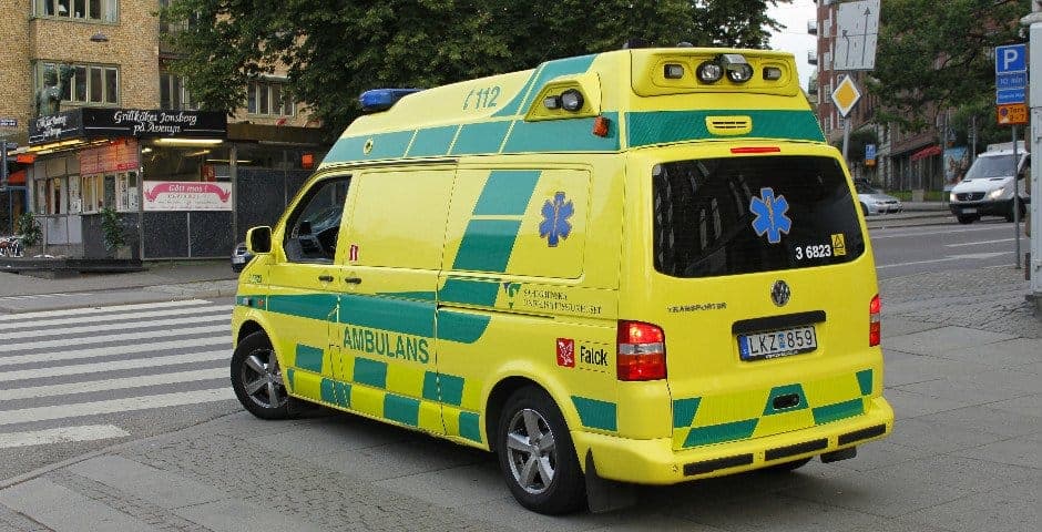 En gul ambulans ute på gatan.