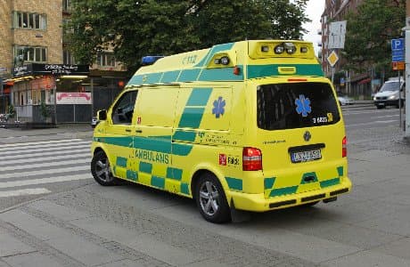 En gul ambulans ute på gatan.