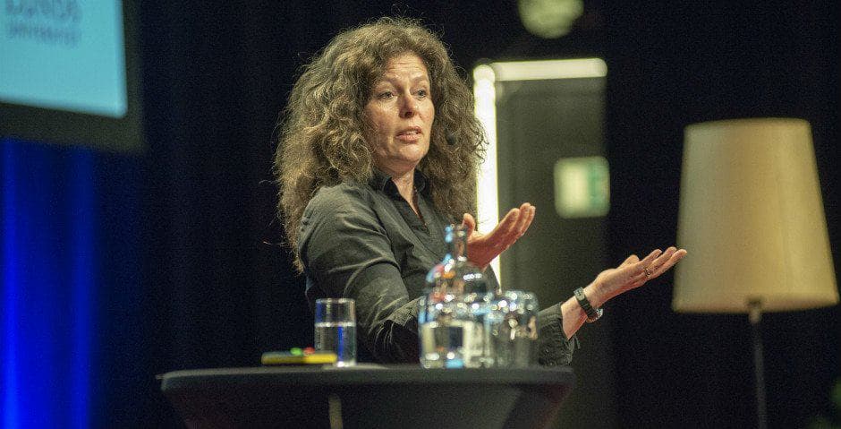 Cecilia Lundberg talar på scen.