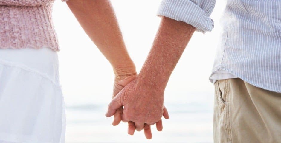 Två händer som håller i varandra.
