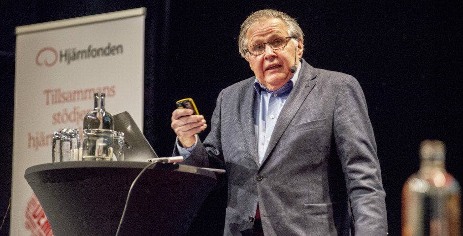 Hugo Lagercrantz talar på en scen i en mikrofon.