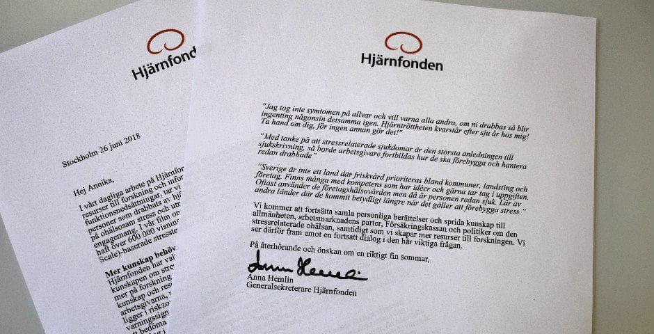 Två papper med Hjärnfondens logotyp och text som är signerad av Anna Hemlin.