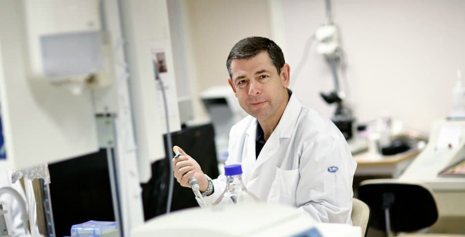 Markus Heilig sitter i ett labb och tittar mot kameran.