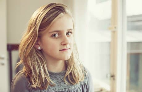 Porträtt av en liten tjej.