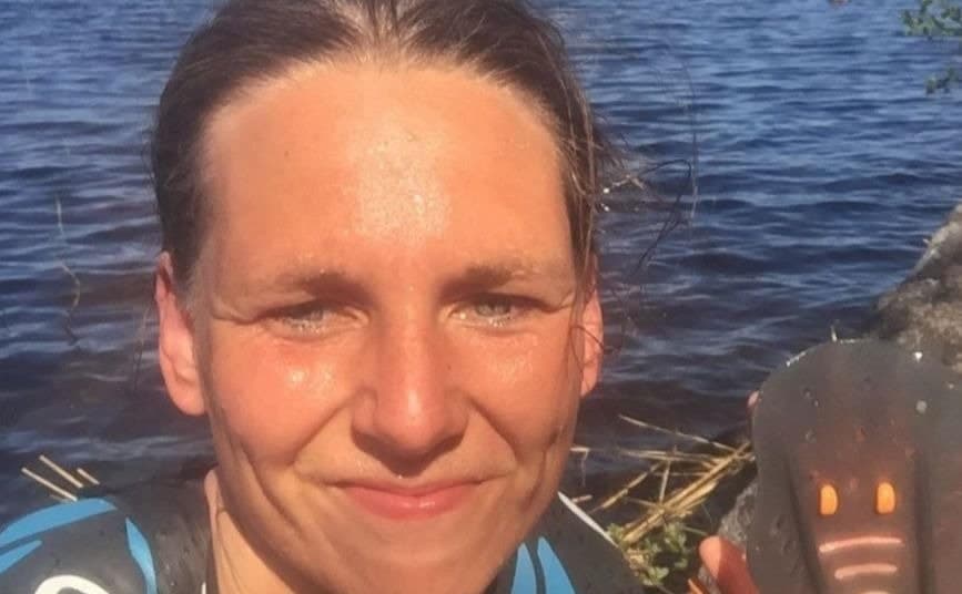 Porträtt av Maja Nygren vid vattnet.