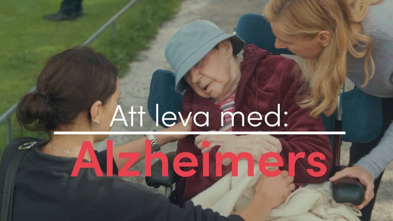 En äldre person som sitter i rullstol och bilden har texten "Att leva med: Alzheimer."