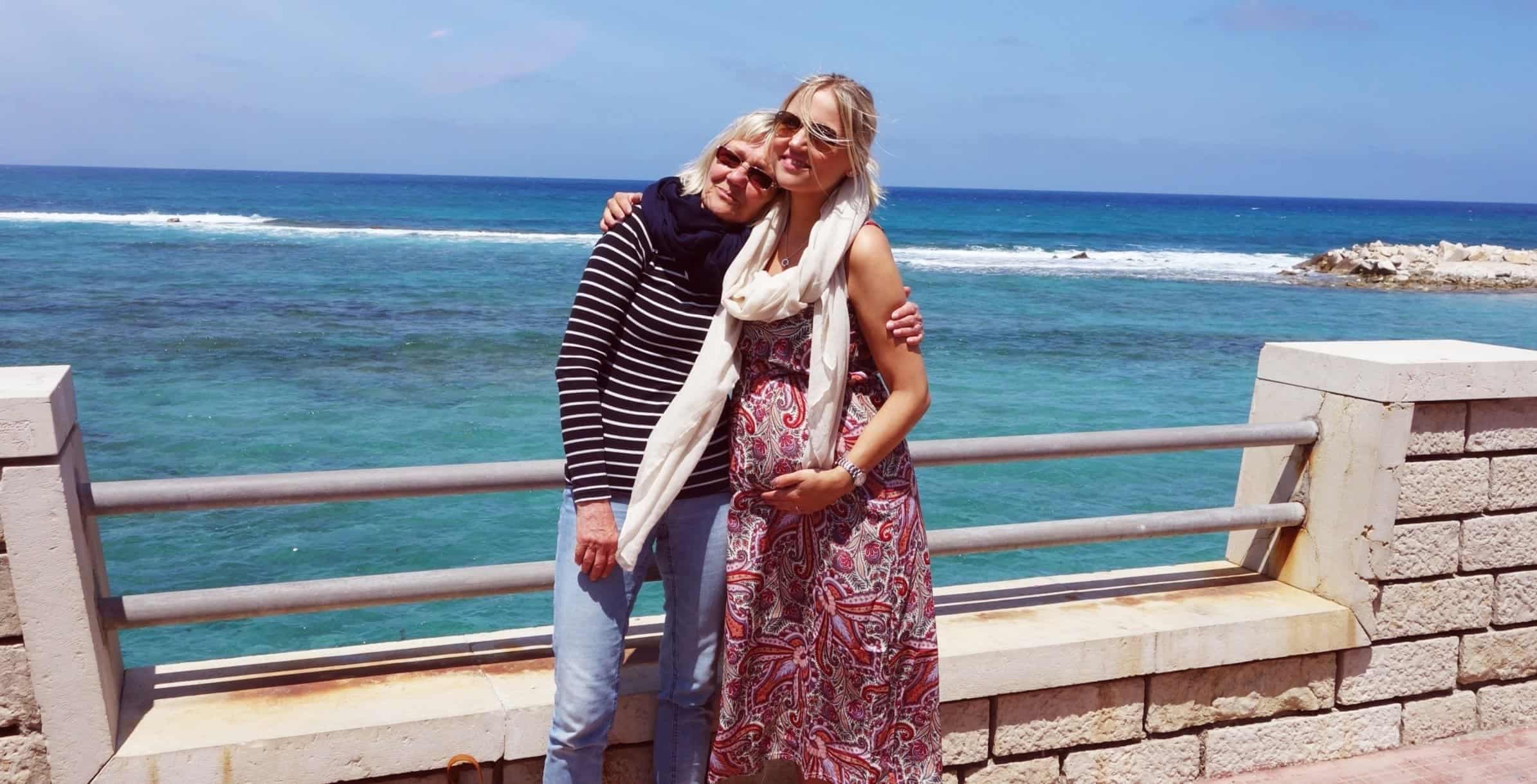 Emely kramar om sin mamma vid vattnet.