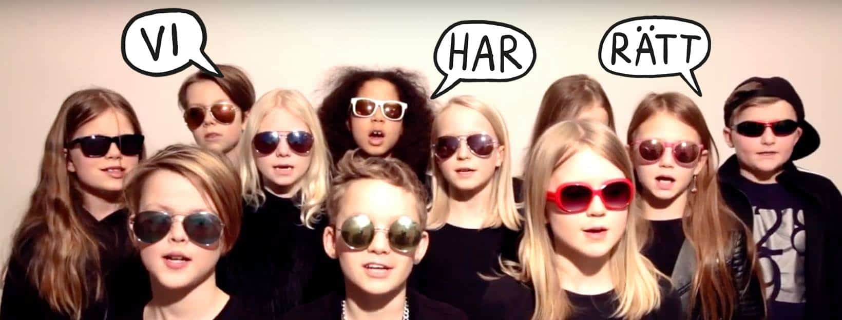 Barn står med solglasögon med tre pratbubblor där det står "Vi", "Har", "Rätt."