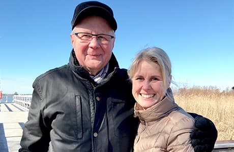 Bengt Gelin håller om sin dotter Agneta på en brygga.