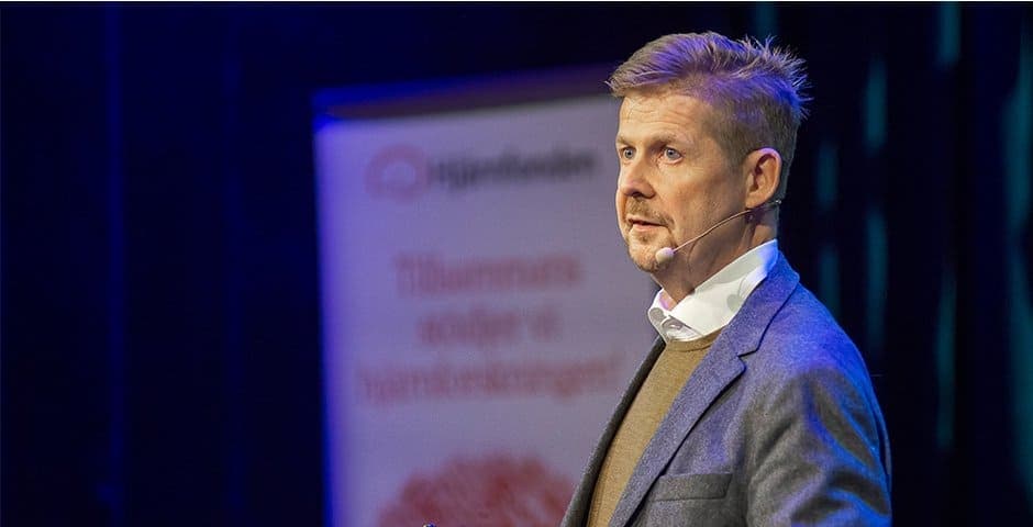 Erik Lundström talar på scen.