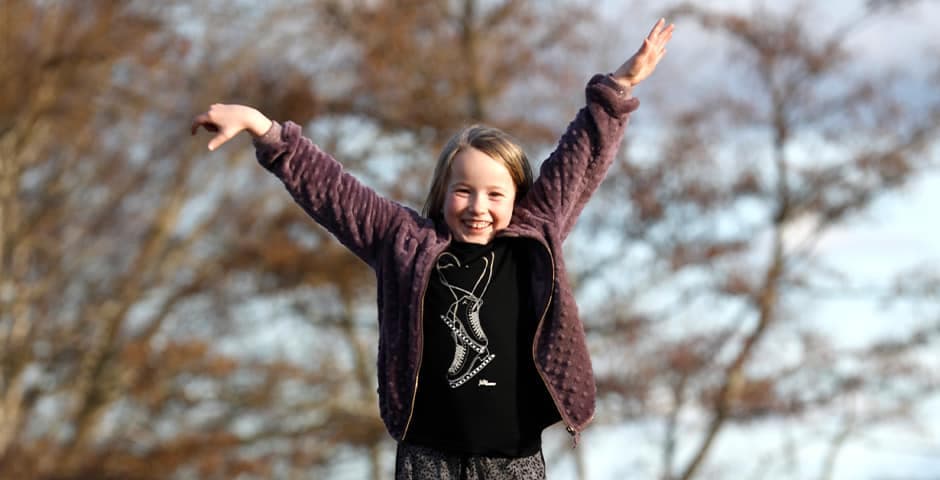 Porträtt av Vilma som står med armarna i luften.