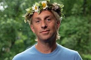 Porträtt av Anders Hansen i somrig krans.