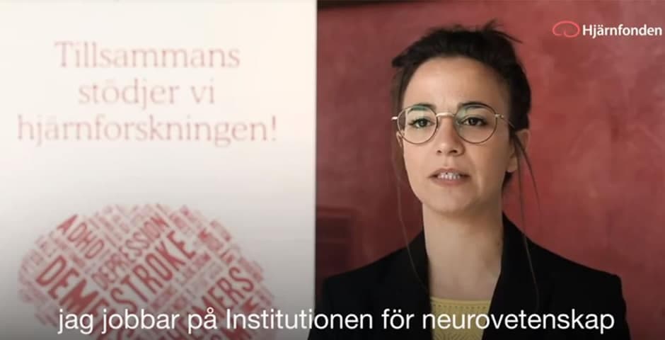 Daniela Calvigioni talar fram en affisch där det står "Tillsammans stödjer vi hjärnforskningen!"