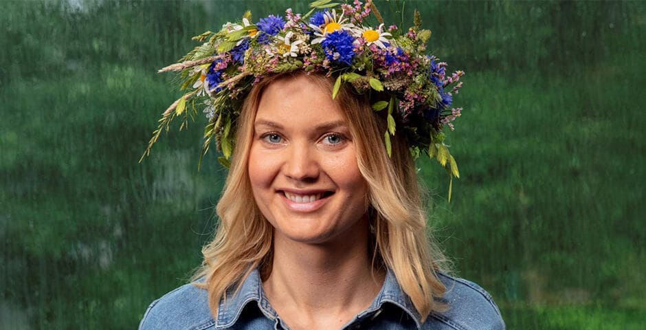 Porträtt av Emma Frans i en somrig krans.