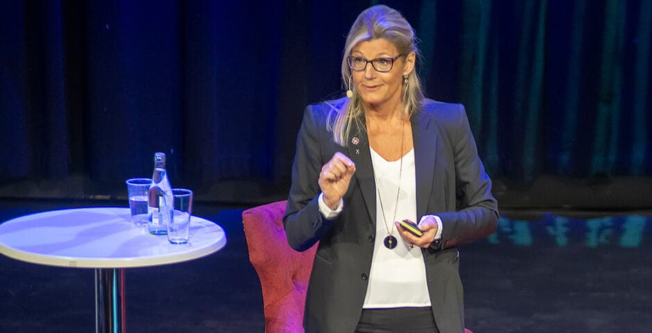 Professor Caroline Graff föreläser på en scen på Hjärnans dag.