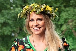 Porträtt av Lisa Miskovsky i en somrig krans.