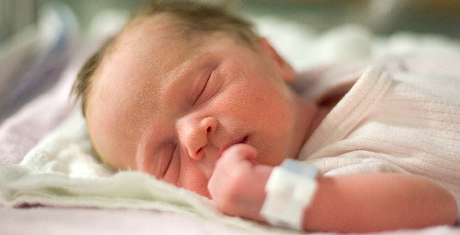 Närbild på ett spädbarn som sover.