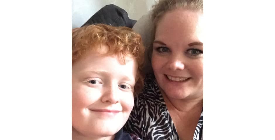 En leende Alex med rödaktigt hår och hans mamma Camilla Svendsrud.