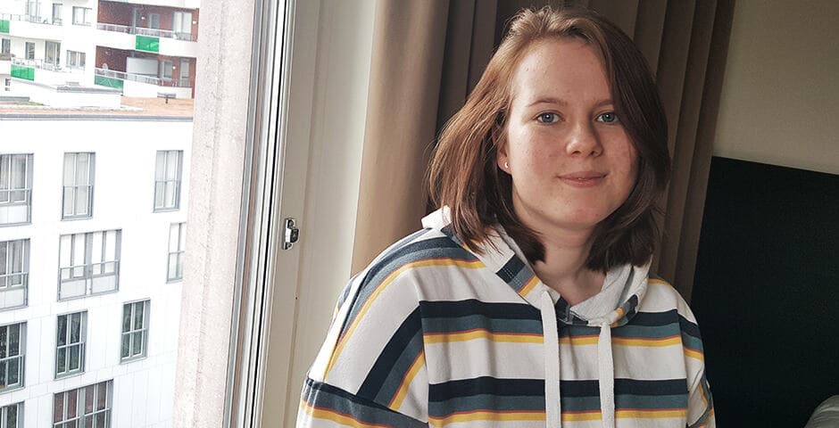 Moa Davous i randig tröja framför ett fönster.