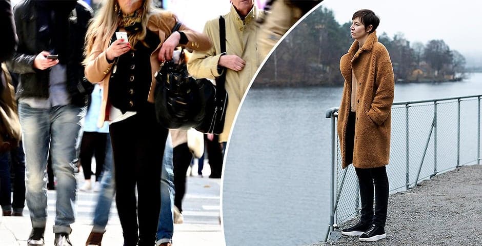 Separata bilder på personer som går utomhus och en kvinna som står och tittar ut mot vattnet.