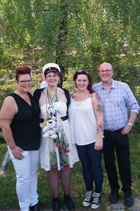 Jessica i studentmössa med sin familj.