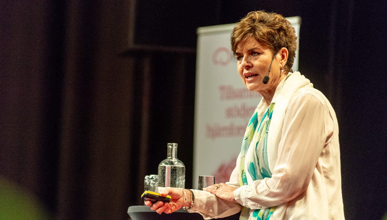 Ullakarin Nyberg står på en scen och talar.