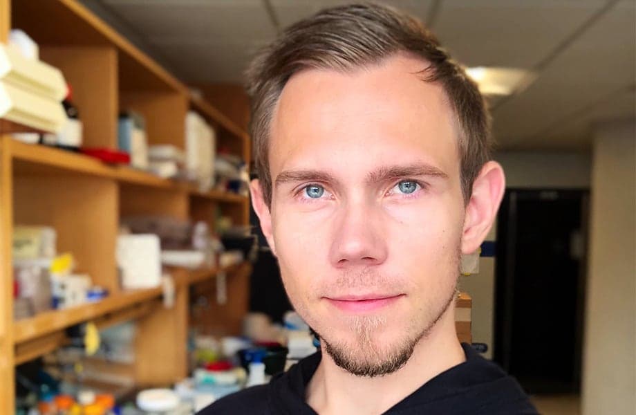 Porträtt av Patrik Andersson. en av Hjärnfondens stipendiater.