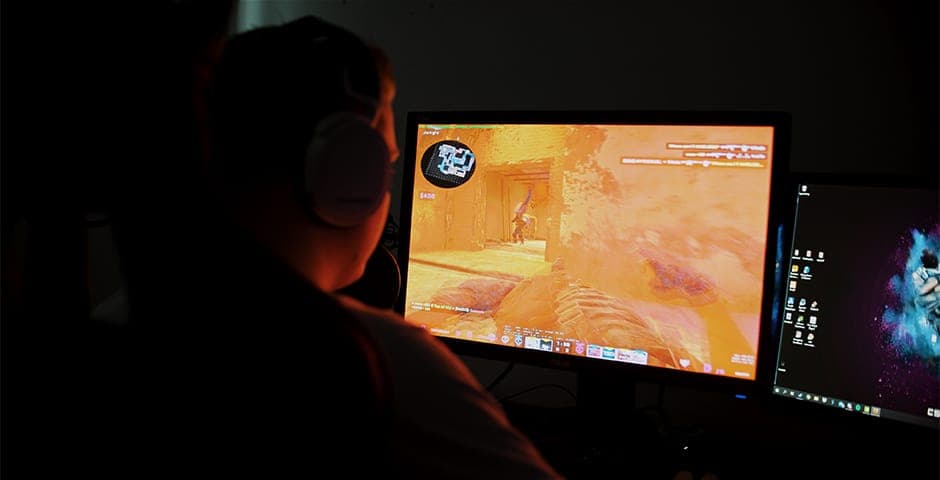 Oliver Edlund spelar dataspel.