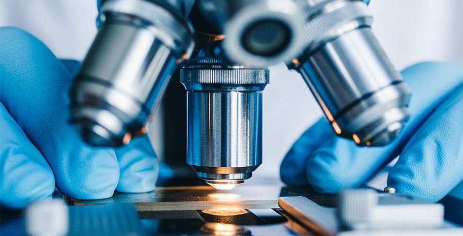 Närbild av ett mikroskop.