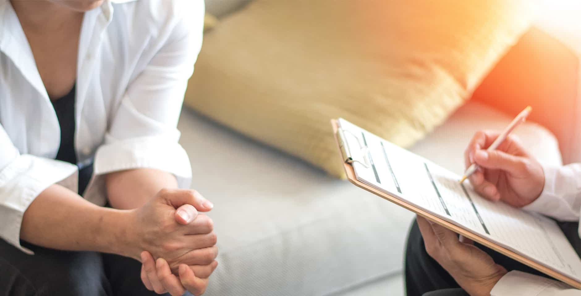 Kvinna i samtal med psykolog.