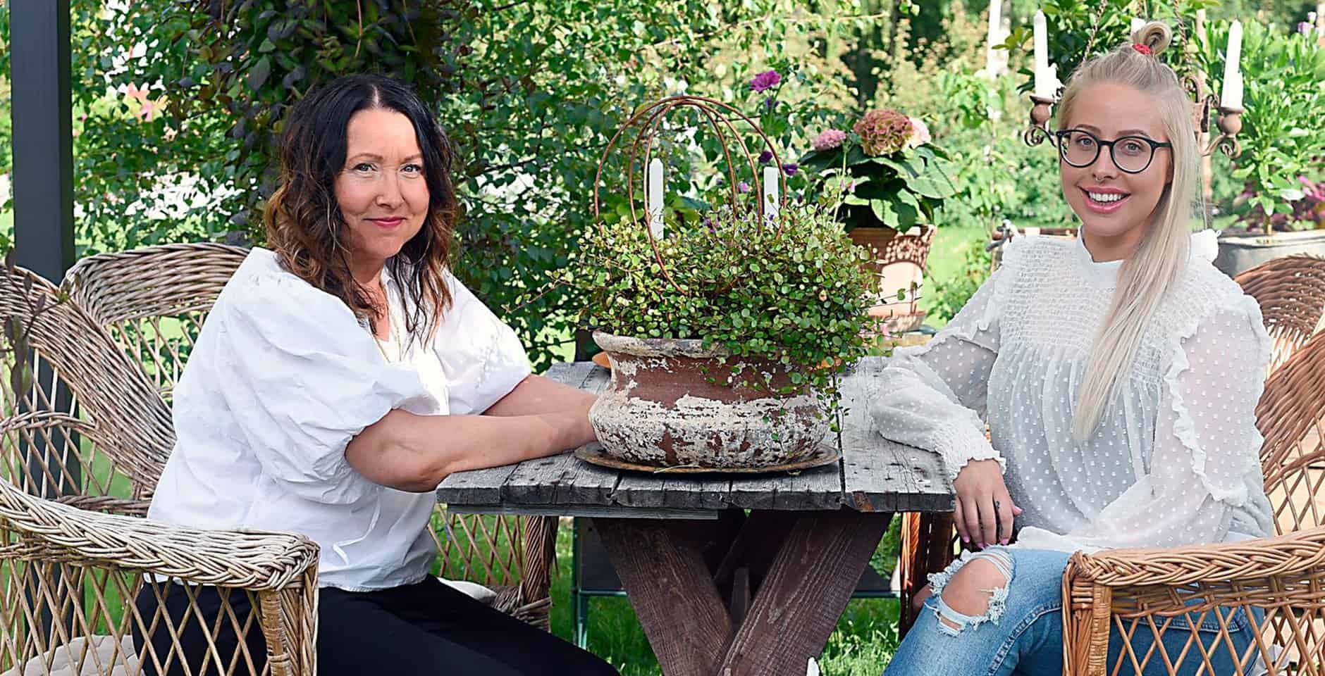 Anette Hjerpe sitter med sin dotter i trädgården.