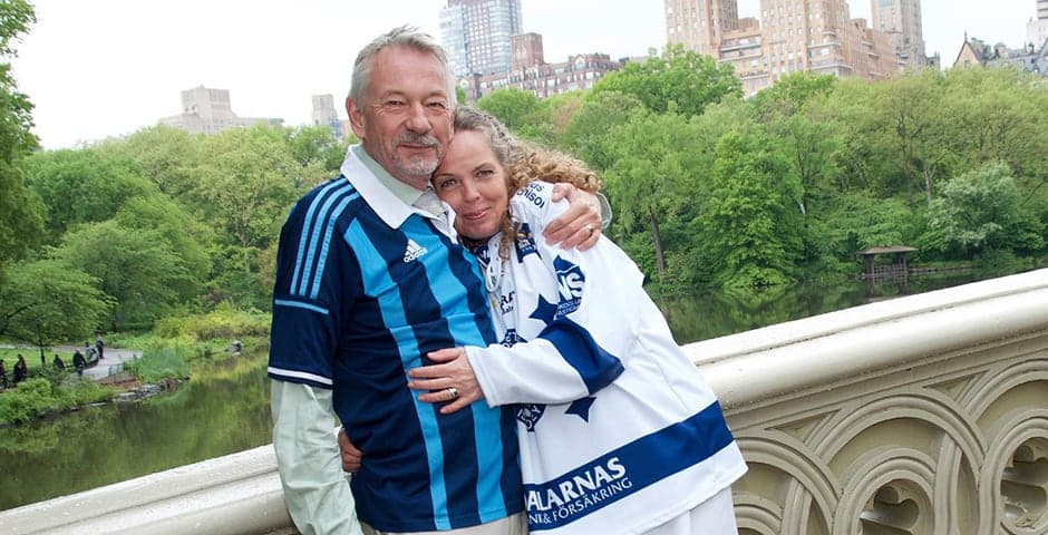 Frank och Annis håller om varandra vid vattnet i New York.