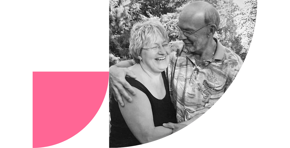 Karin Hoxters föräldrar håller om varandra.