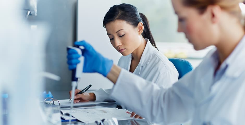 Två kvinnliga forskare på laboratoriet.