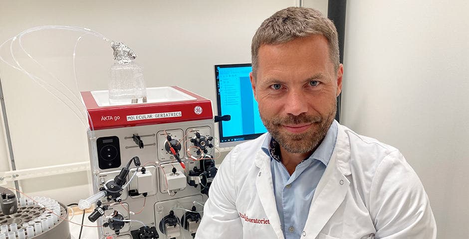 Dag Sehlin sitter i ett labb och tittar mot kameran.